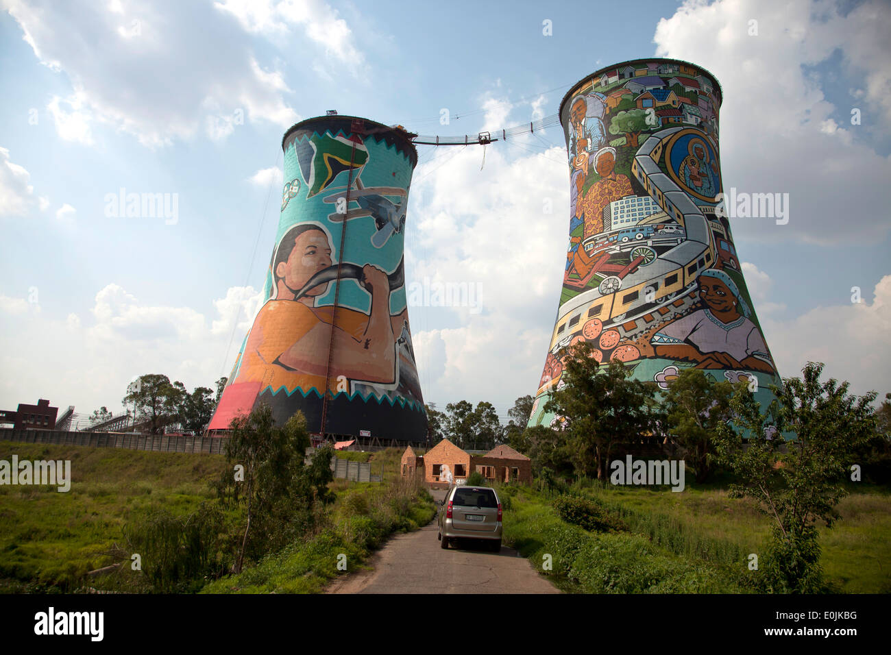 Die bunt bemalten Kühltürme des Kraftwerks Orlando, Soweto, Johannesburg, Gauteng, Südafrika, Afrika Stockfoto