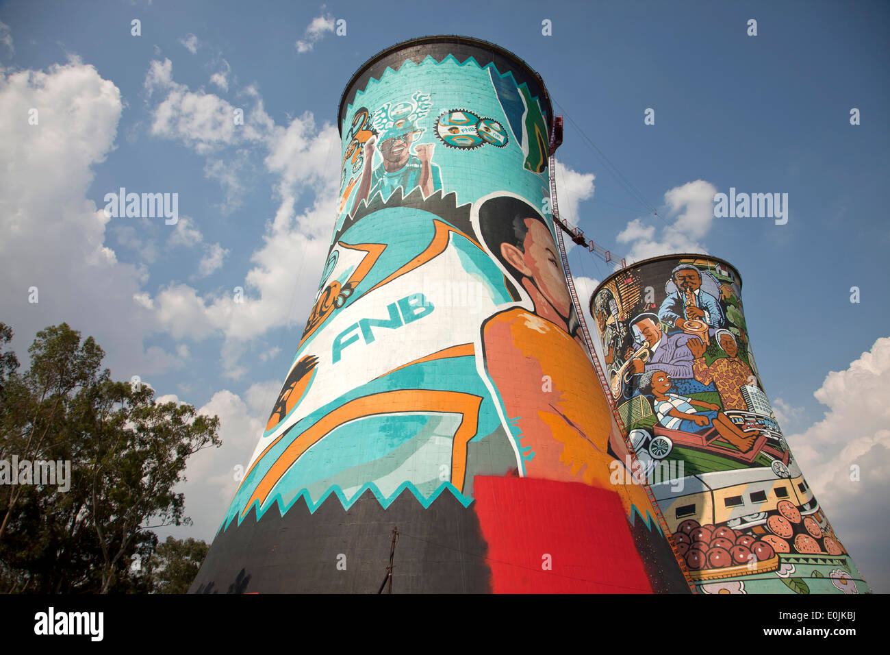 Die bunt bemalten Kühltürme des Kraftwerks Orlando, Soweto, Johannesburg, Gauteng, Südafrika, Afrika Stockfoto
