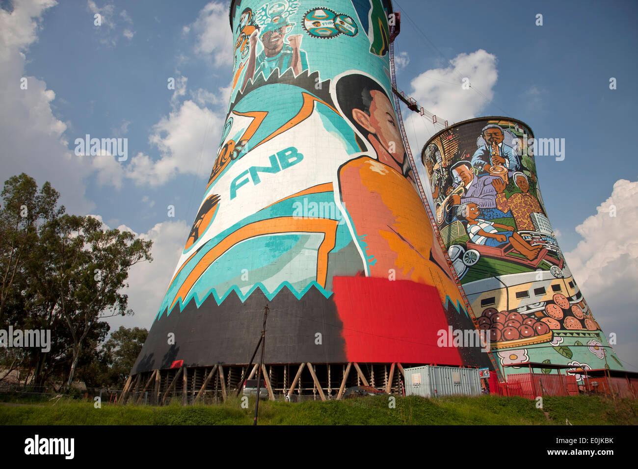 Die bunt bemalten Kühltürme des Kraftwerks Orlando, Soweto, Johannesburg, Gauteng, Südafrika, Afrika Stockfoto