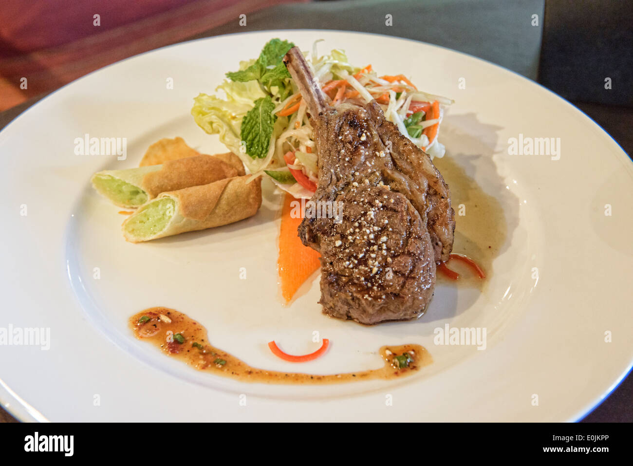 Neuseeland Lamm mit Papayasalat Som Tam, Bangkok, Thailand Stockfoto