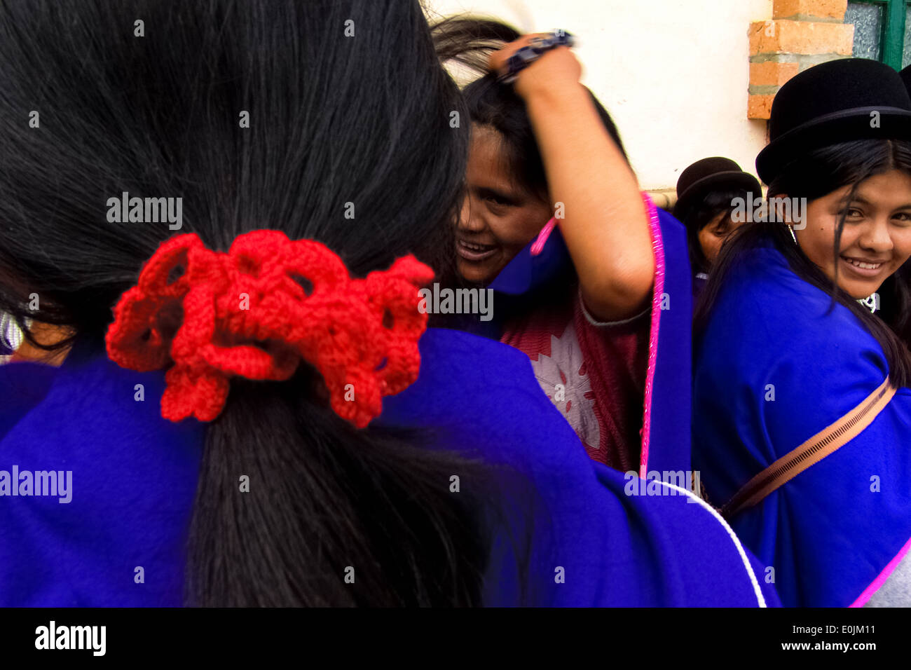 Guambiano Mädchen versammelten sich während der traditionellen indischen Markt in Silvia, Kolumbien. Stockfoto