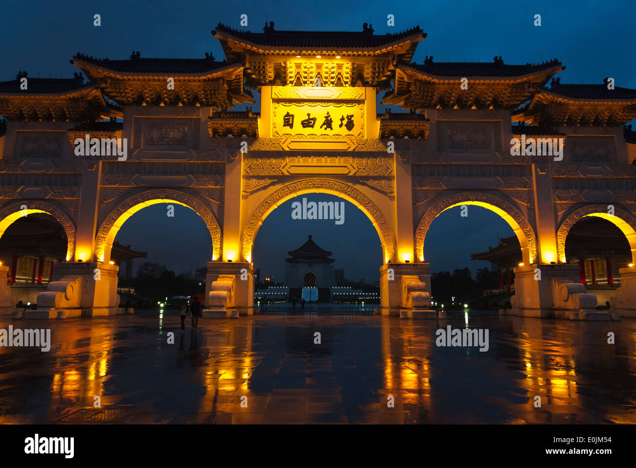 Nachtansicht des Liberty Square und Chiang Kai-Shek Memorial Hall, Taipei, Taiwan Stockfoto