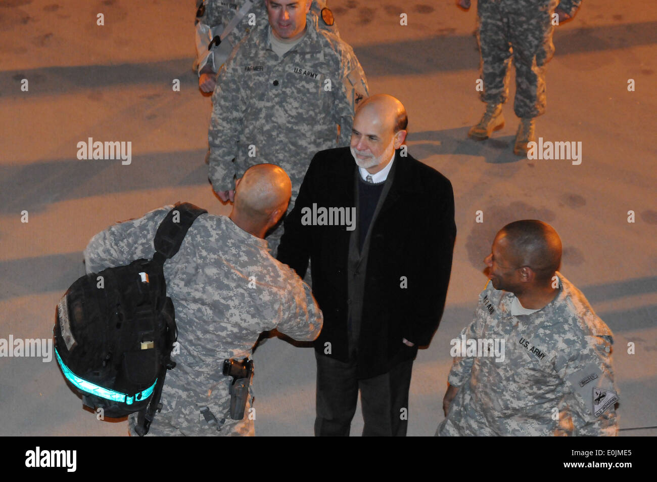 US-Notenbankchef Ben Bernanke (links) und Generalmajor Dana J.H. Pittard (rechts), 1. US-Panzerdivision Kommandierender general, Stockfoto