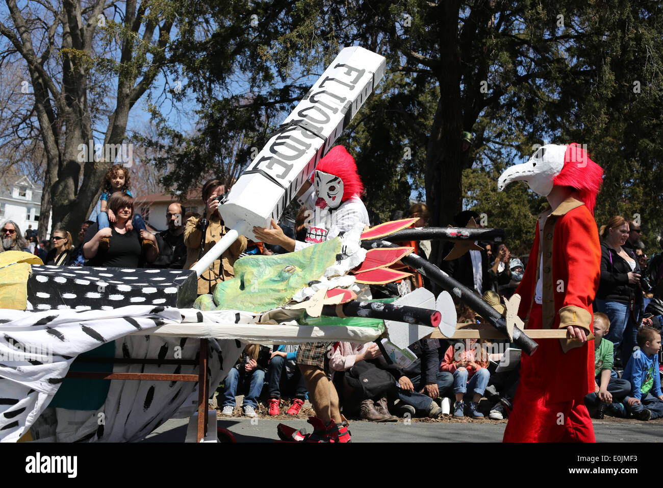 Demonstranten töten von Mutter Natur mit Fluorid auf der Maifeiertag Parade in Minneapolis 2014 zu verspotten. Stockfoto