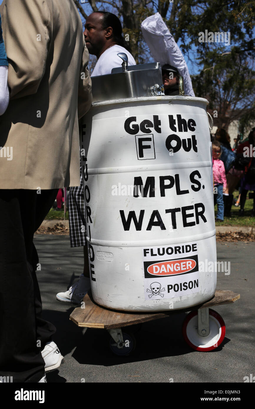 Demonstranten marschieren gegen Fluorid in Minneapolis Stadtwasser. Stockfoto