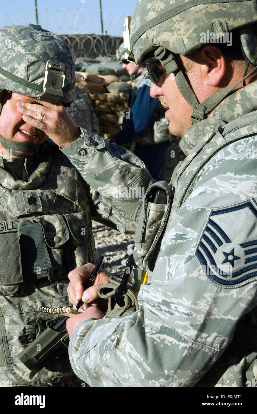 US Air Force Oberstleutnant Vince Gill (links) gibt einen Unfall Bericht nach US Air Force Master Sgt. David Gillingham nach einem impro Stockfoto