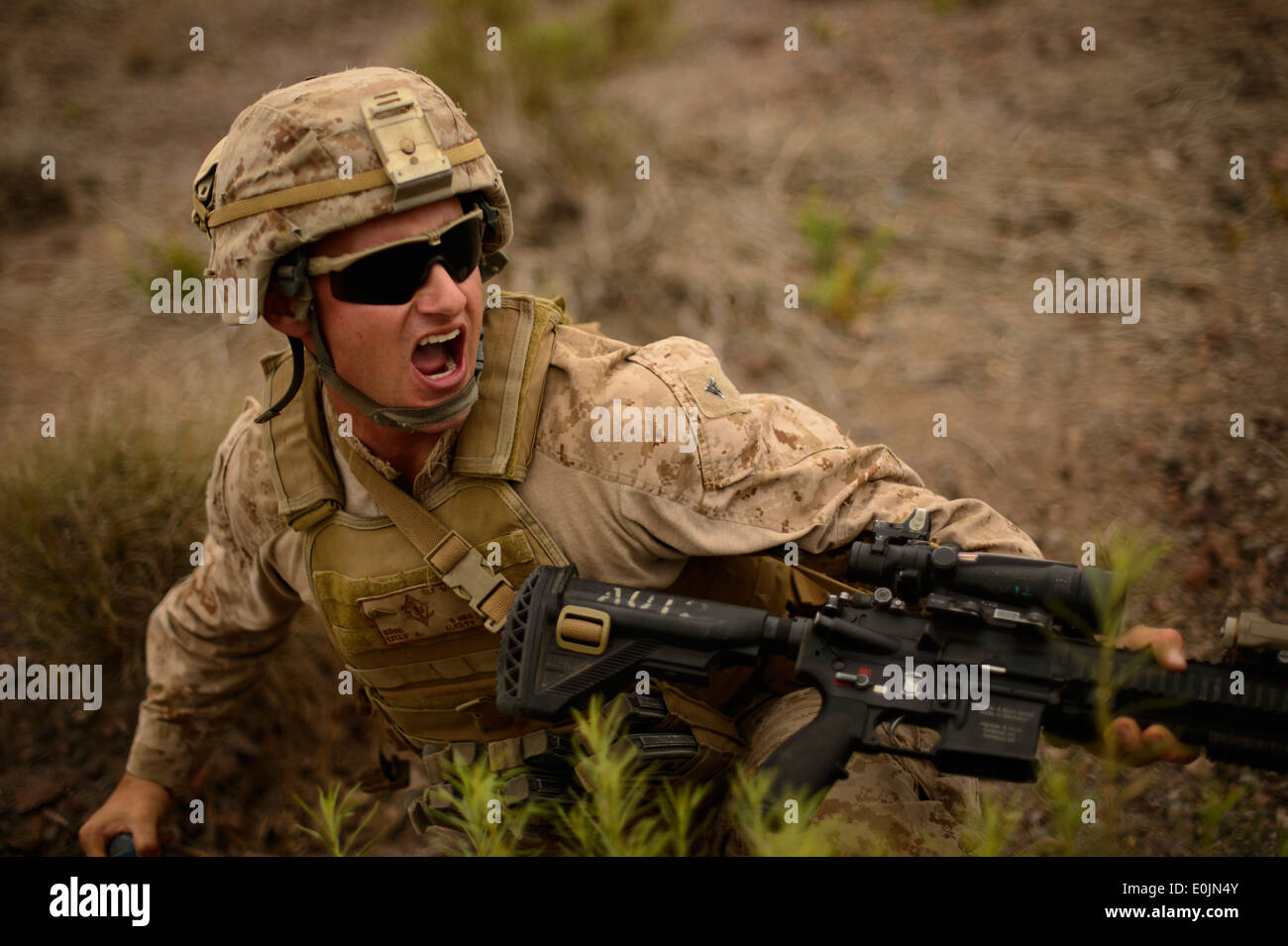 Ein US-Marine mit der 13. Marine Expeditionary Unit (MEU), Battalion Landing Team, Alpha Company 1/4, wirft eine Ausbildung grena Stockfoto