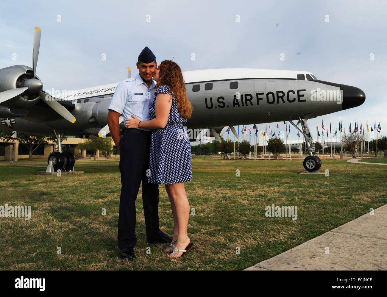 Airman Lance Humes erhält einen Kuss von seiner Freundin, Kt Rodgers auf der Lackland Air Force Base, Texas, 4. April 2013. Humes grad Stockfoto