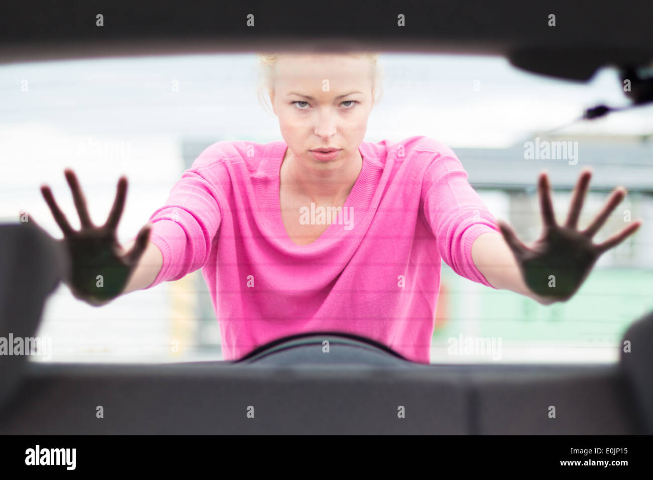 Frau ein Auto schieben. Stockfoto