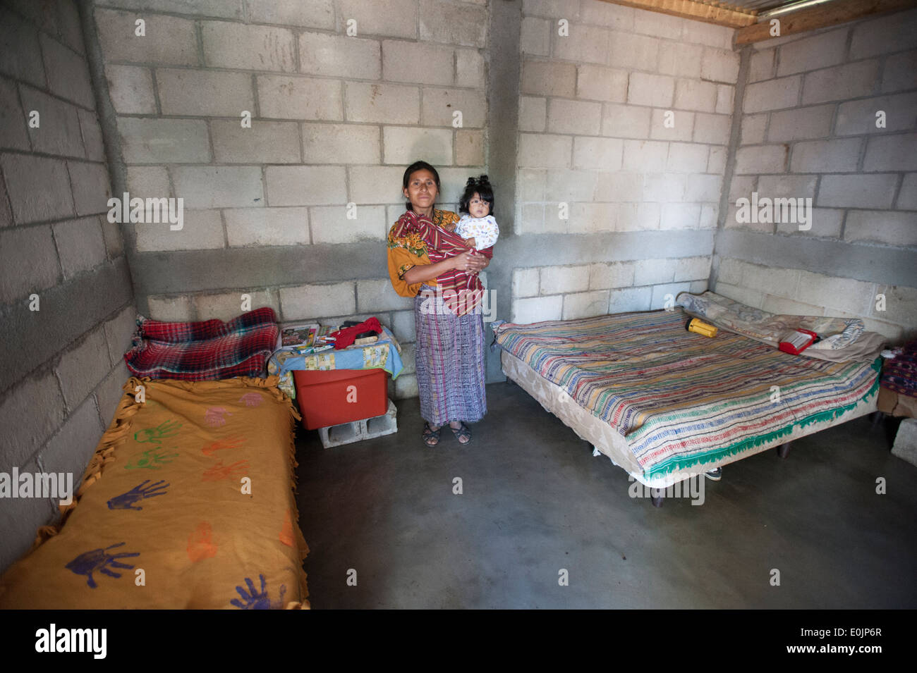Maya indigene Mutter und Tochter zu Hause in Tierra Linda, Solola, Guatemala. Stockfoto