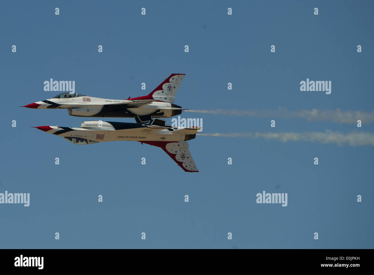 HOLLOMAN AIR FORCE BASE, N.M.--Zwei f-16 der US Air Force Thunderbirds Demo Team führen Flugszenen Okt. 8, Stockfoto