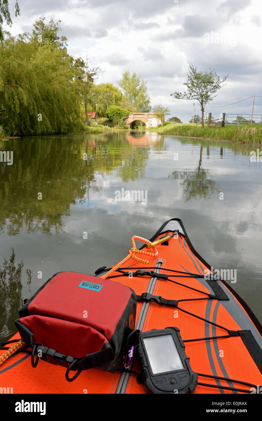 Kajak, Annäherung an Tonnage-Brücke auf der North Walsham und Dilham Kanal, nahe Dilham, Norfolk Broads National Park Stockfoto