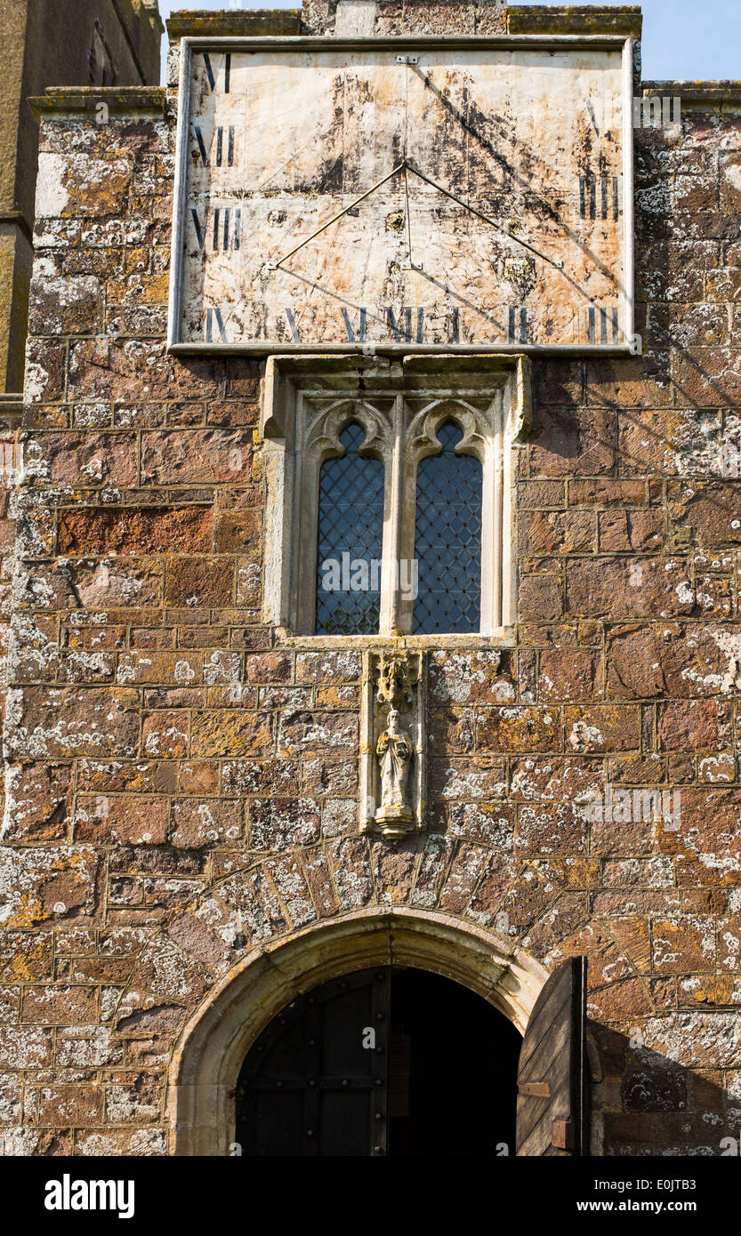 Sonnenuhr an der Vorderseite des St Matthew es Church, Cheriton Fitzpaine, Devon, Vereinigtes Königreich Stockfoto