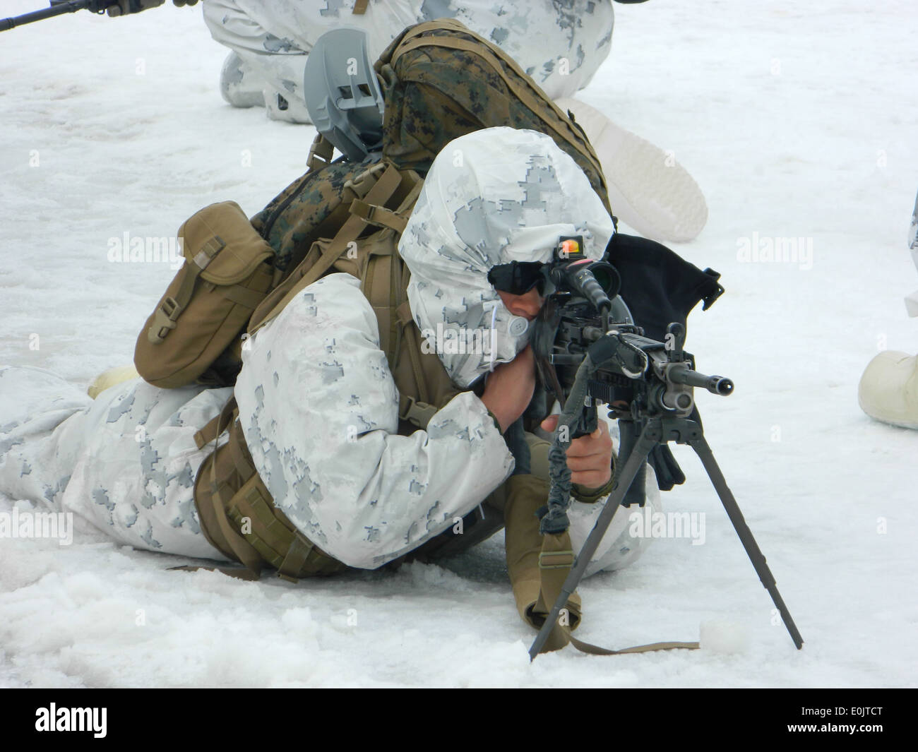 YAUSUBETSU TRAINING Bereich, HOKKAIDO, Japan – A Marine Beiträge Sicherheit als sein Zug stoppt beim Feld Training ihr ausüben Stockfoto