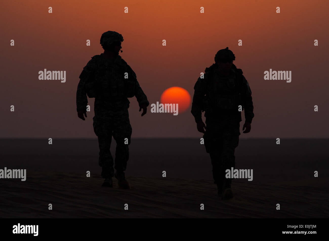 US Air Force Airman 1st Class Matthew Perry, rechts, Radio Operator Betreuer und Fahrer, 82. Expeditionary Air Support Oper Stockfoto