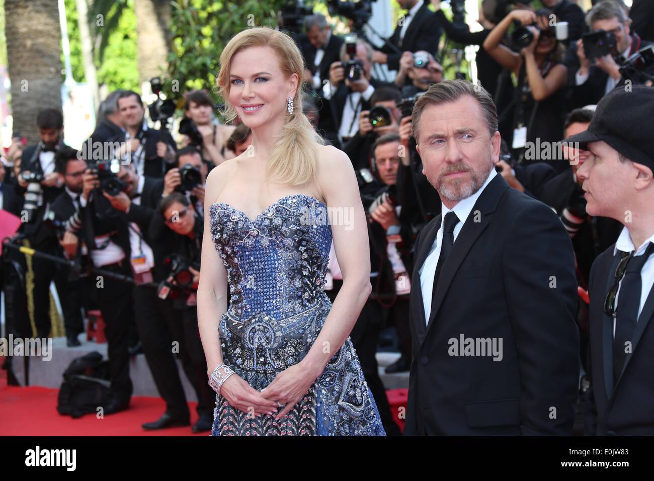 Cannes, Frankreich. 14. Mai 2014. Australische Schauspielerin Nicole Kidman, britischer Schauspieler Tim Roth (C) und französische Regisseur Olivier Dahan kommen für die Vorführung des Films "Grace of Monaco" und der feierlichen Eröffnung der 67. jährlichen Cannes Filmfestspiele in Cannes, Frankreich, 14. Mai 2014. Außer Konkurrenz präsentiert öffnet der Film das Festival, das vom 14. bis 25 Mai läuft. Foto: Hubert Boesl - Live News WIRE SERVICE/Dpa/Alamy Stockfoto