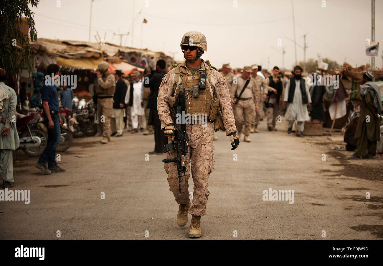 NAWA, Provinz Helmand, Islamische Republik Afghanistan – Navy Petty Officer 3rd Class Jorge Medina, ein Corpsman mit springen Pla Stockfoto