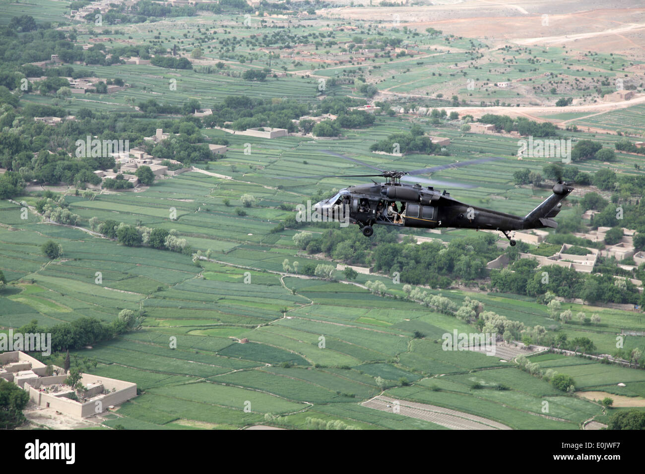 Soldaten aus Charlie Kompanie, 4/3 Aviation mit der 317th Kavallerie durchführen einen Merkblatt Tropfen von einem Black Hawk-Hubschrauber am 1.April Stockfoto