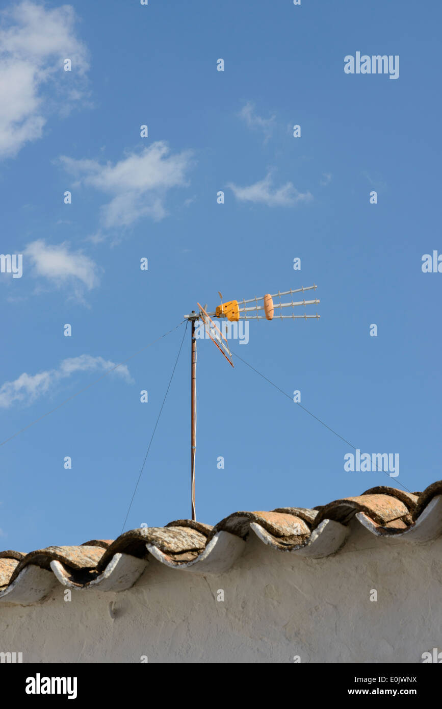 Antenne mit Mast. TV-Antenne für TDT Empfang. Stockfoto