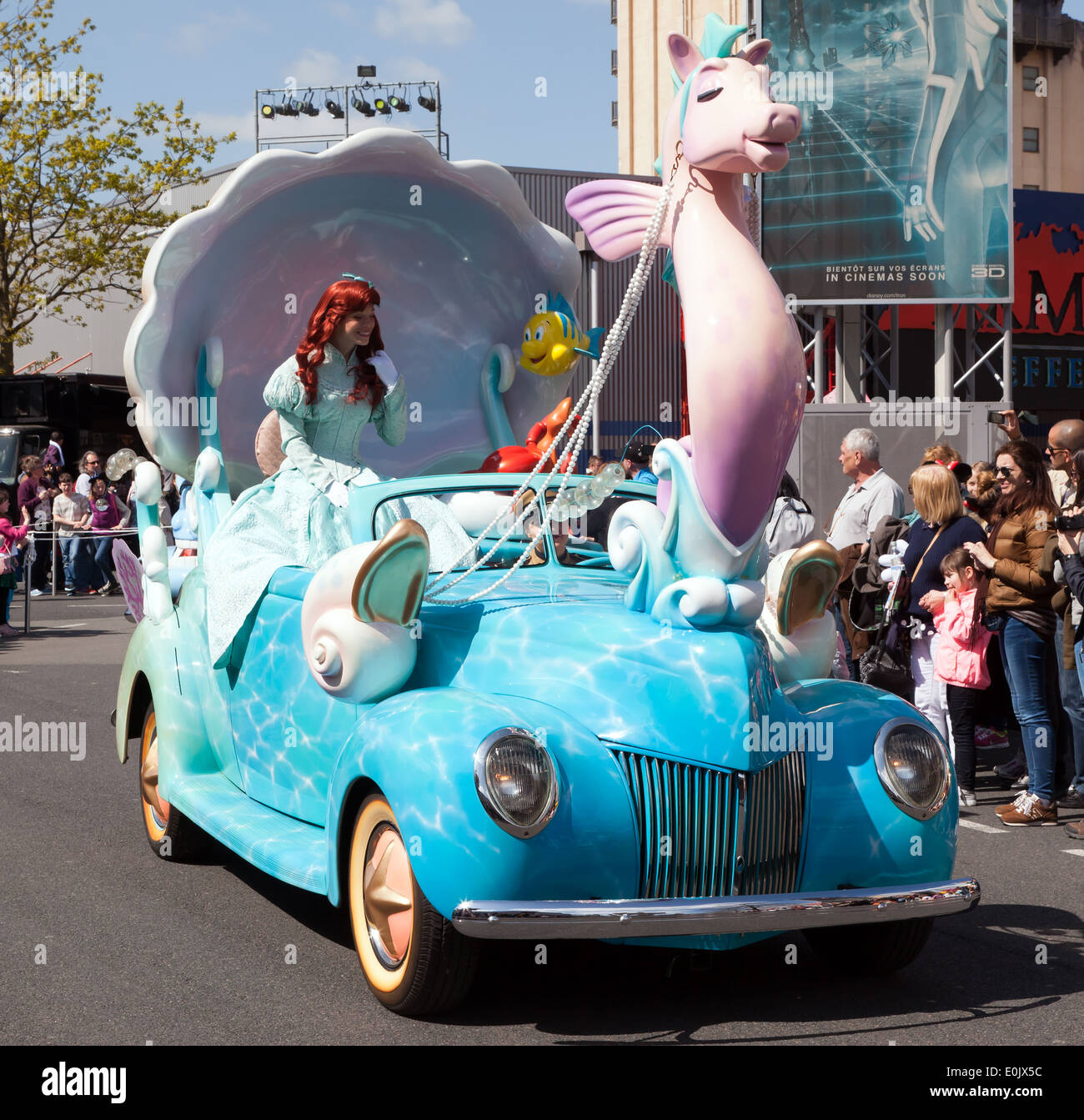 Ein Bild von Ariel, aus dem kleine Meerjungfrau Film, Teilnahme an den Stars ' n ' Cars, Parade, Walt Disney Studios Paris. Stockfoto
