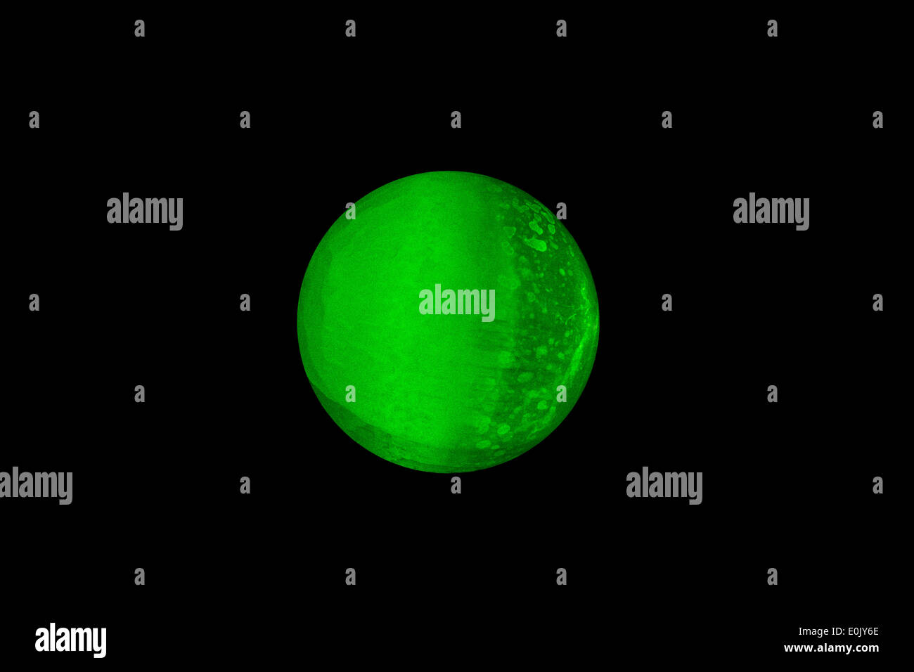 Beleuchtung der ein Selenit Kugel mit grünen Laser-Licht Stockfoto