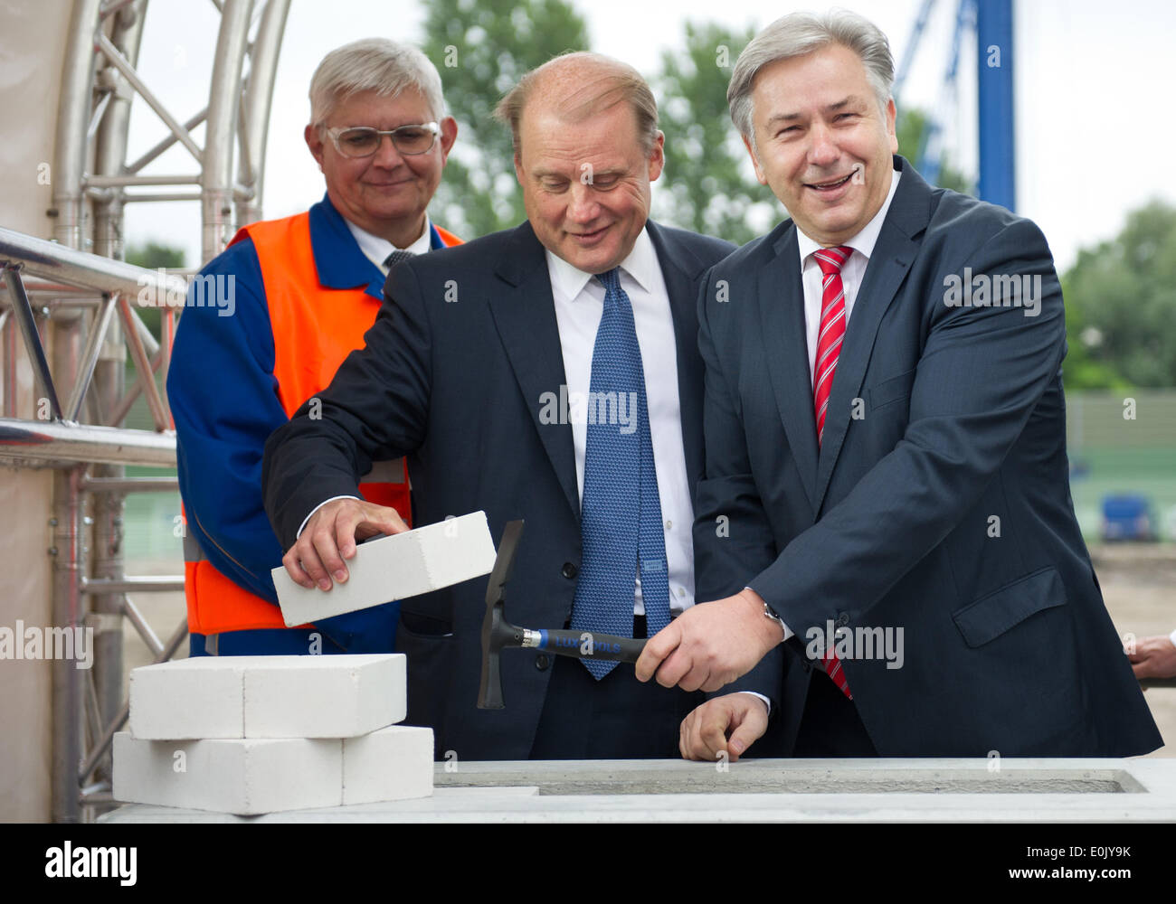 Berlin-Lichterfelde, Deutschland. 15. Mai 2014. Projektleiter Stefan Helbig (L-R), CEO von Vattenfall Deutschland Tuomo Hatakka und Bürgermeister von Berlin Klaus Wowereit Pose während der Spatenstich für den Vattenfall Heizkraftwerk in Berlin-Lichterfelde, Deutschland, 15. Mai 2014. Foto: DANIEL NAUPOLD/Dpa/Alamy Live News Stockfoto