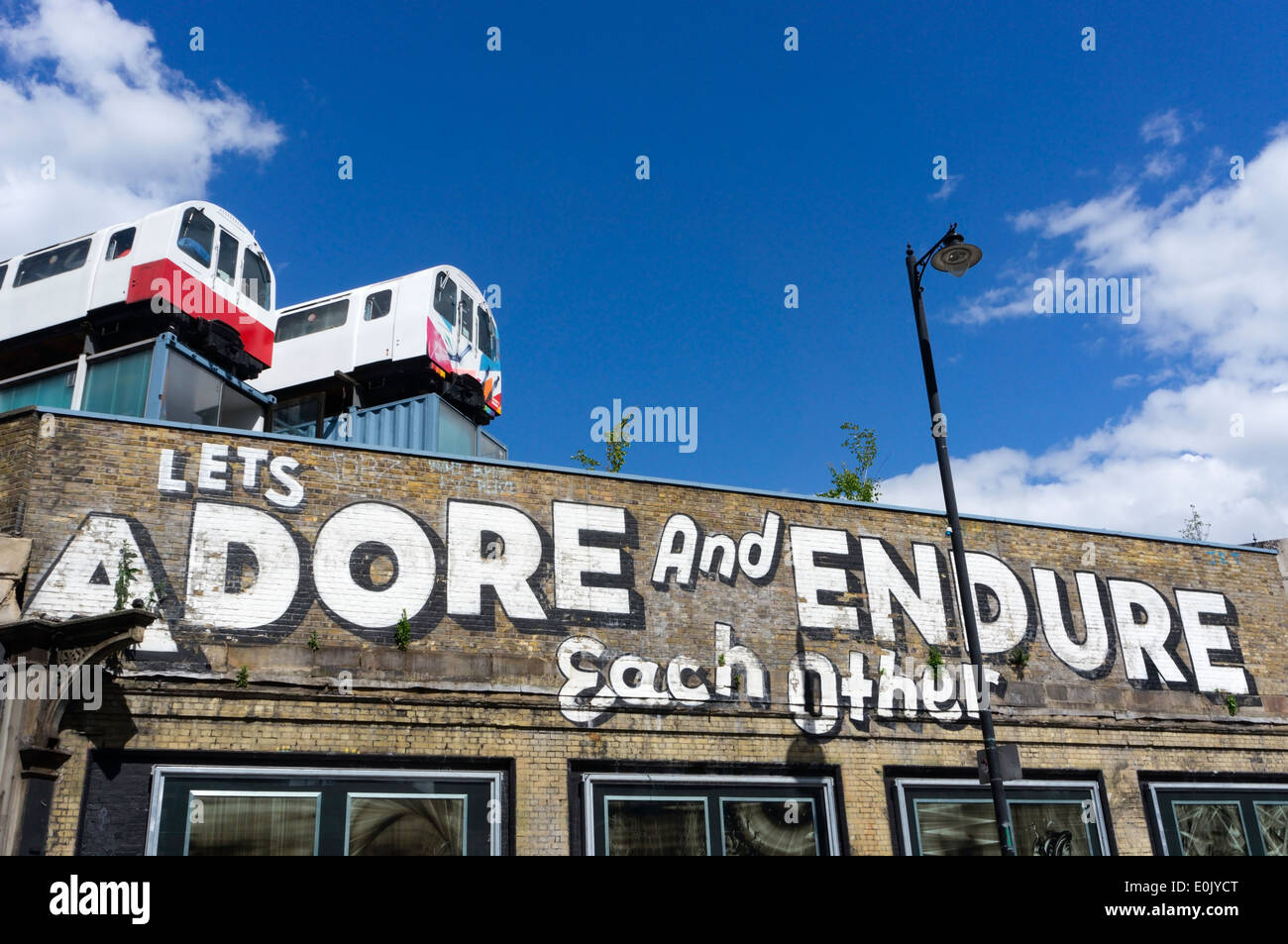 Hiermit können Adore und ertragen einander Graffiti Great Eastern Street, London. Stockfoto