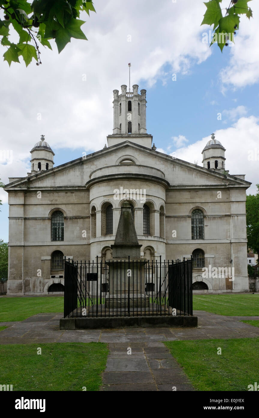 St George in der Ost-Kirche in Stepney, London, wurde von 1714 bis 1729 von Nicholas Hawksmoor gebaut. Stockfoto