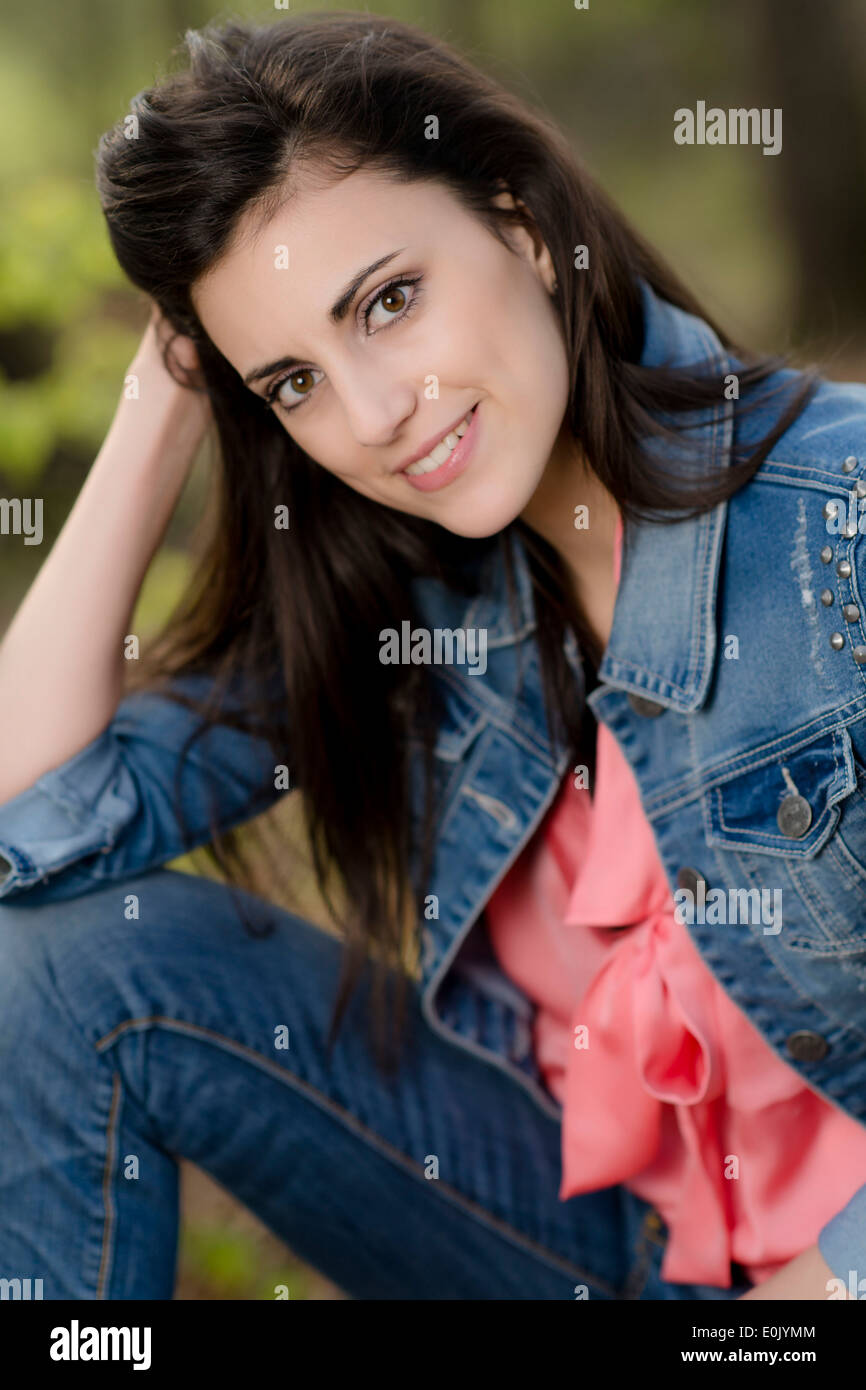 attraktive, dunkle behaarte Frau, (Model Release) Stockfoto