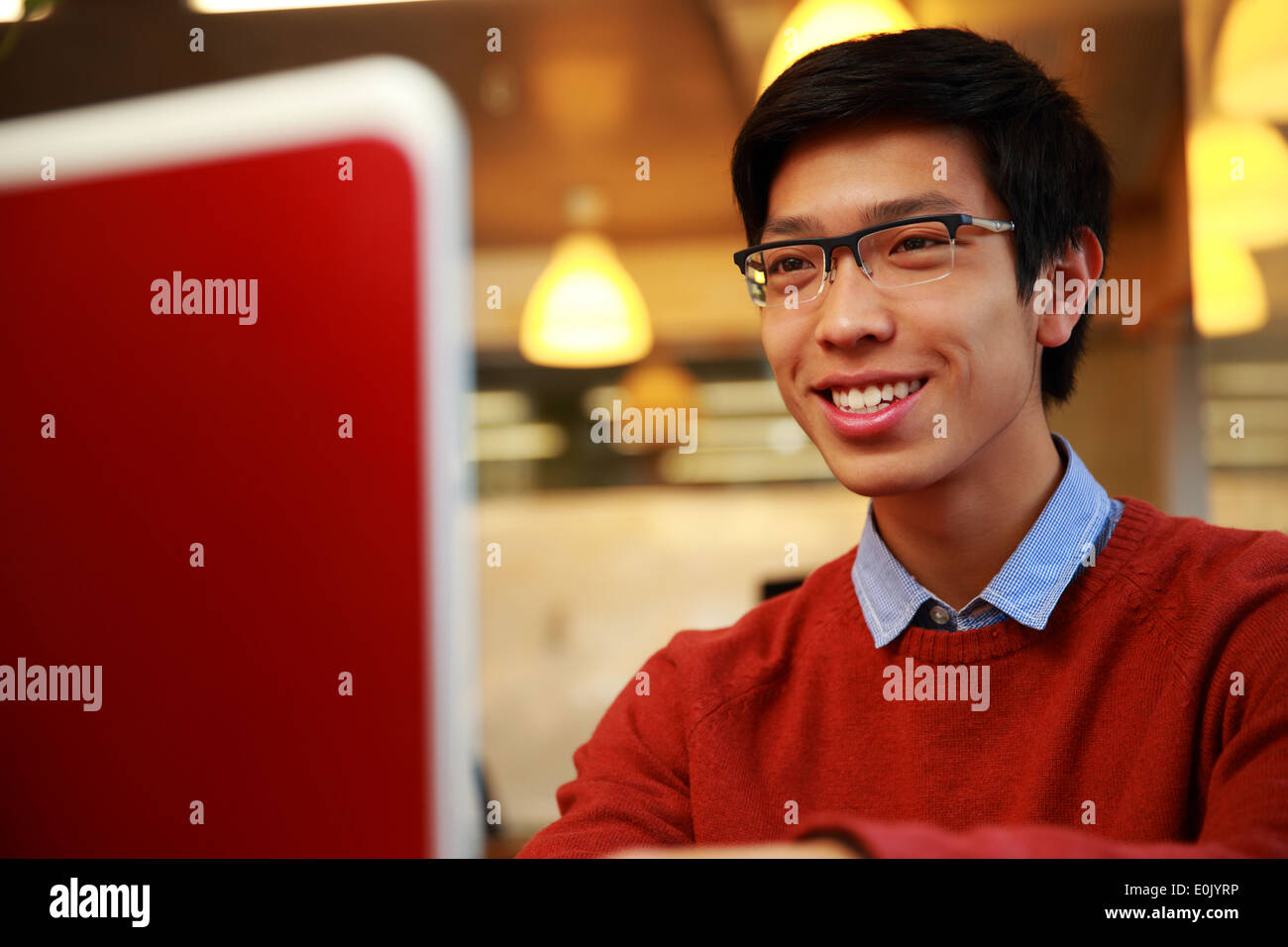 Junge asiatische glücklich Laptop-Bildschirm betrachten Stockfoto