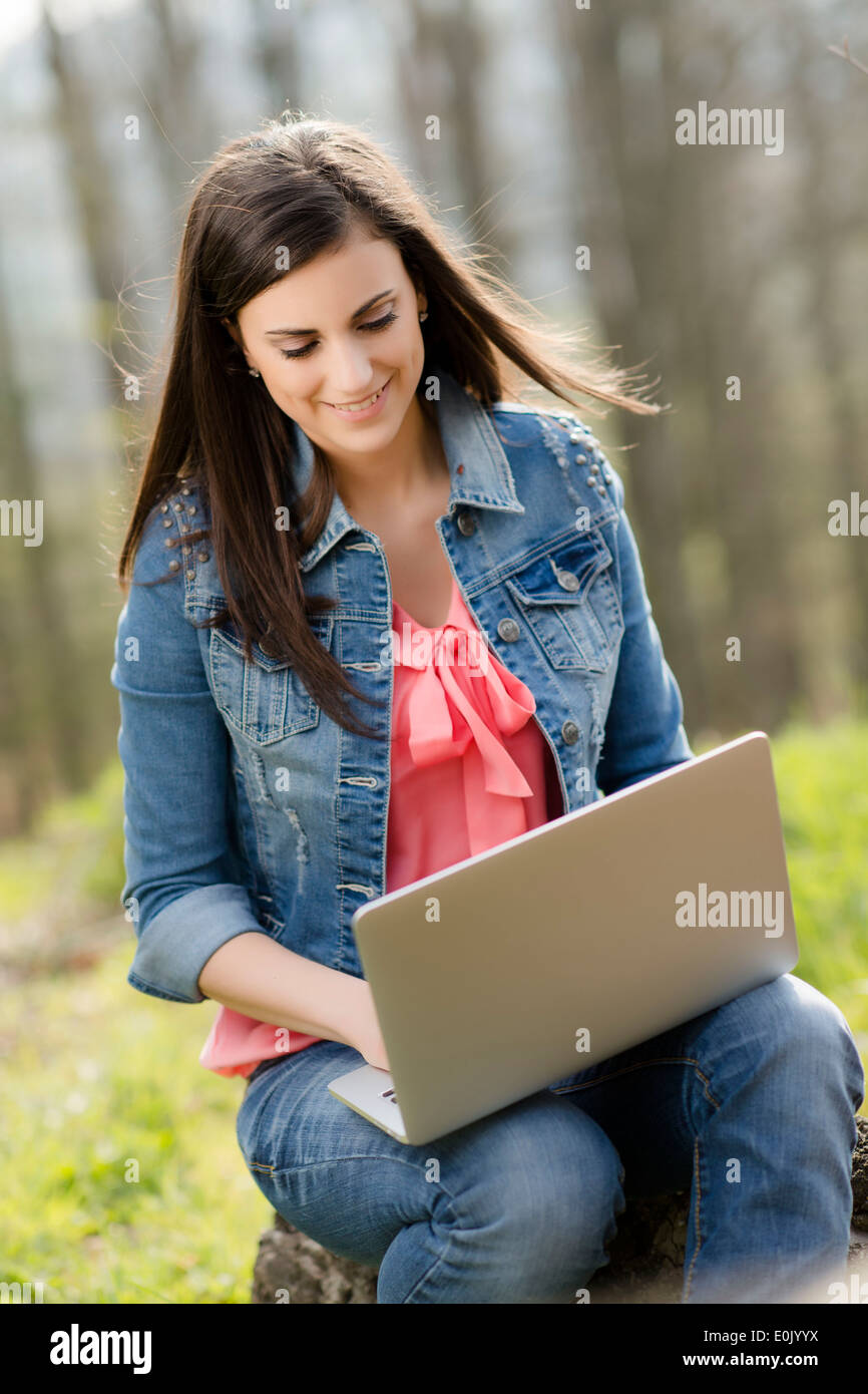 , (Model Release) Frau mit Laptop in der Natur Stockfoto