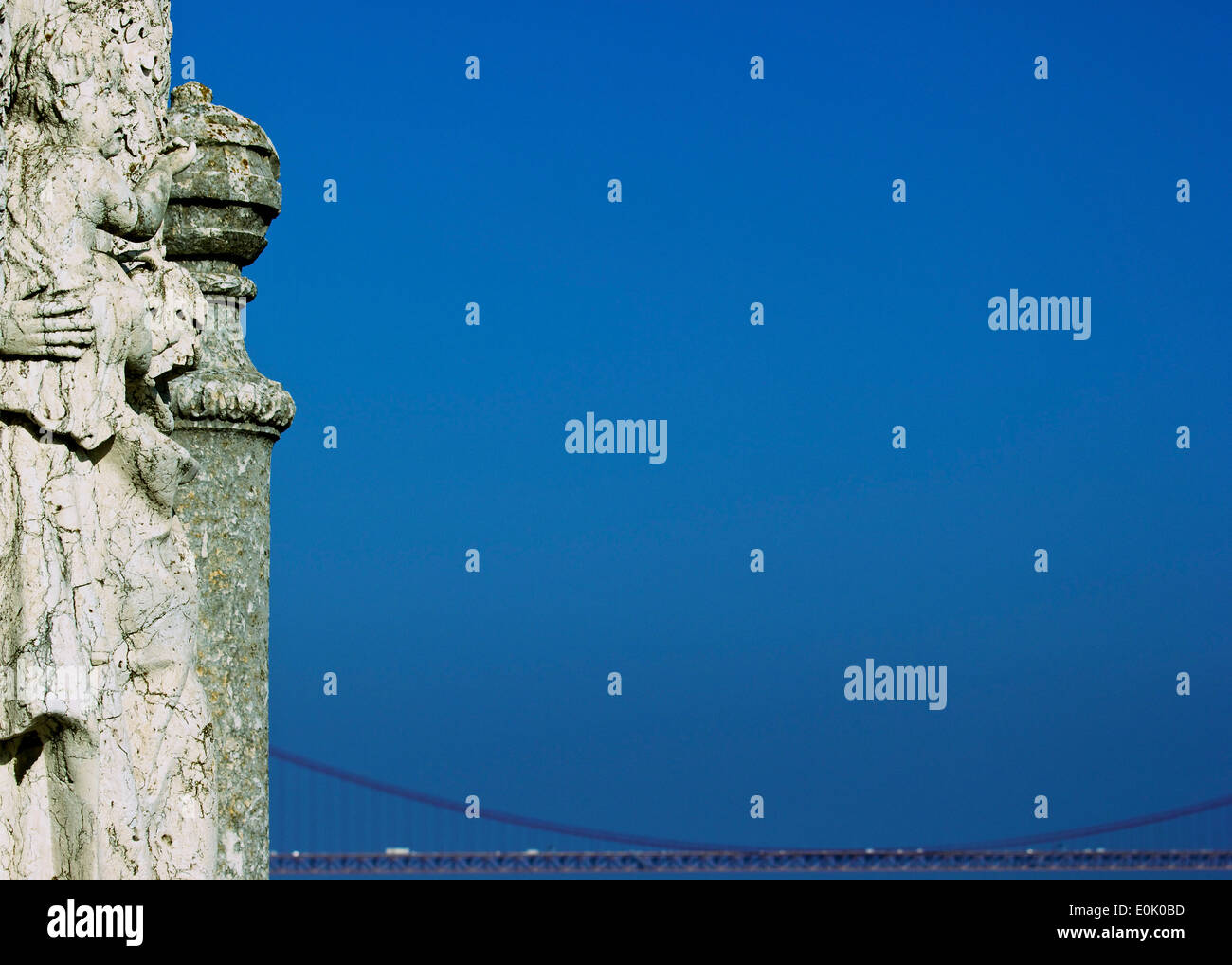 Statue der Muttergottes der sichere Heimkehr mit am 25. April im Fokus Brücke im Hintergrund Torre De Belem von Lissabon Portugal Europa Stockfoto