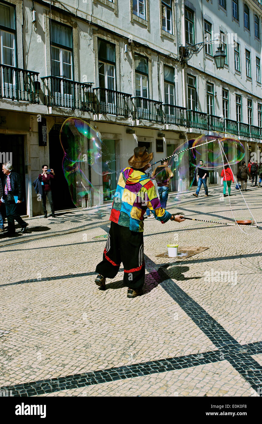 Straße Entertainer riesige Seifenblasen in Westeuropa Rua Augusta Lisbon Portugal Stockfoto