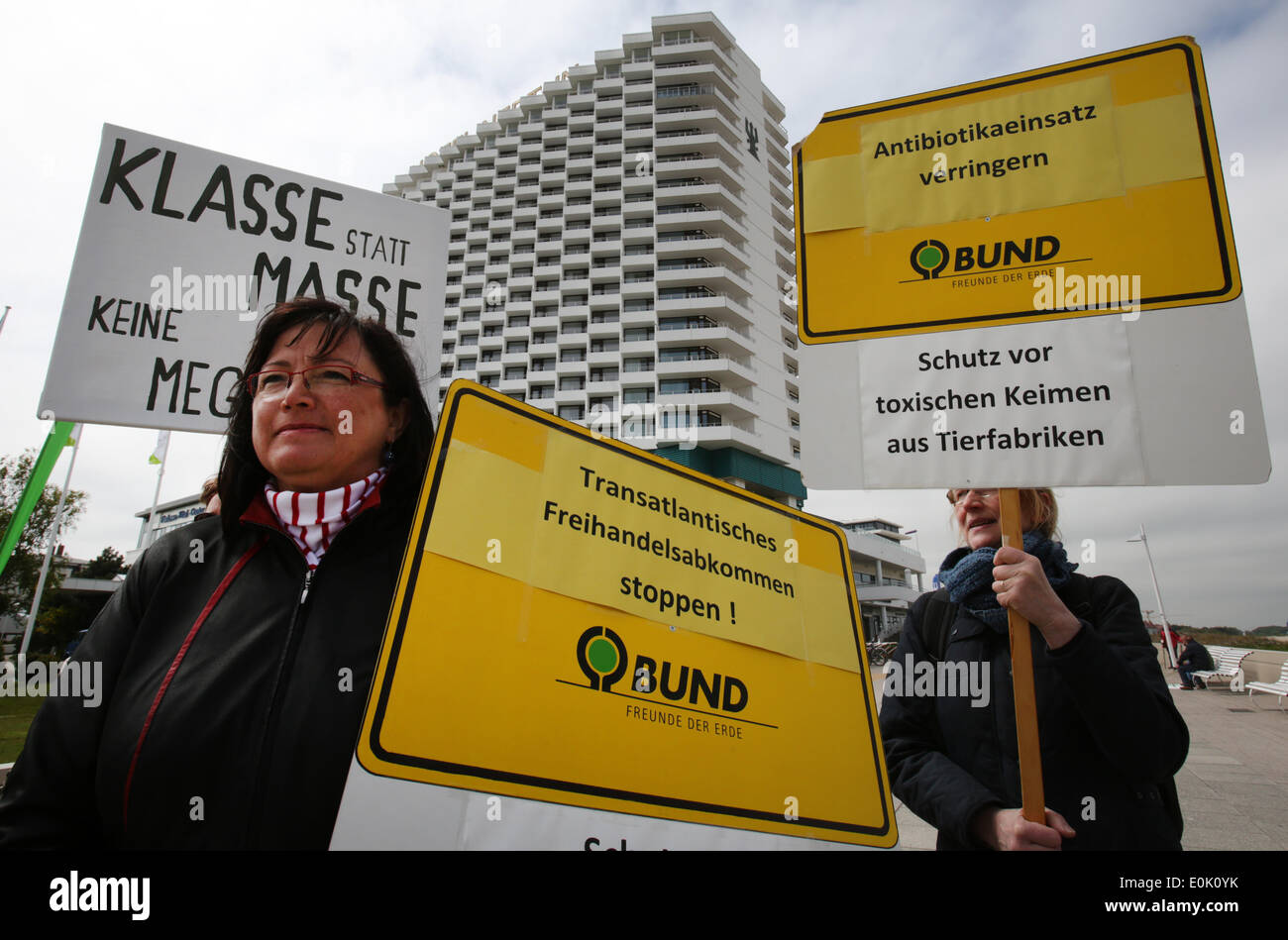 Rostock-Warnemünde, Deutschland. 15. Mai 2014. Verbraucherschutzverbände und Mitglieder der Umweltorganisation BUND und der deutschen Partei die grünen protestieren gegen genetisch veränderte Lebensmittel und Chlorung zur Desinfektion von Masthühnern vor der Verbraucher Schutz Ministerkonferenz in Rostock-Warnemünde, Deutschland, 15. Mai 2014. Foto: BERND WUESTNECK/Dpa/Alamy Live News Stockfoto