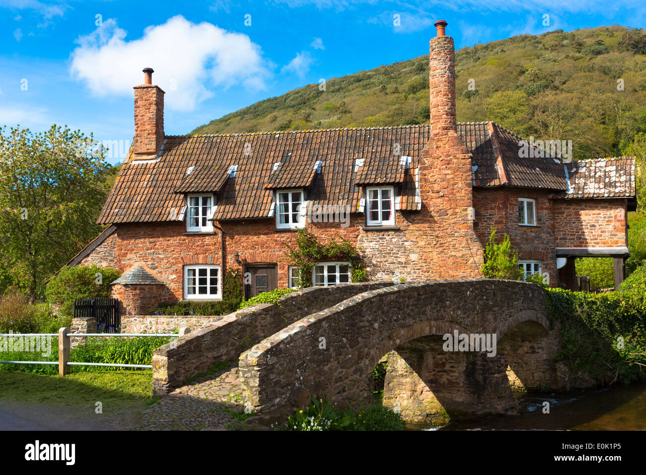 Berühmte Viehtreiber-Brücke bei Allerford auf Exmoor, Somerset, Vereinigtes Königreich Stockfoto