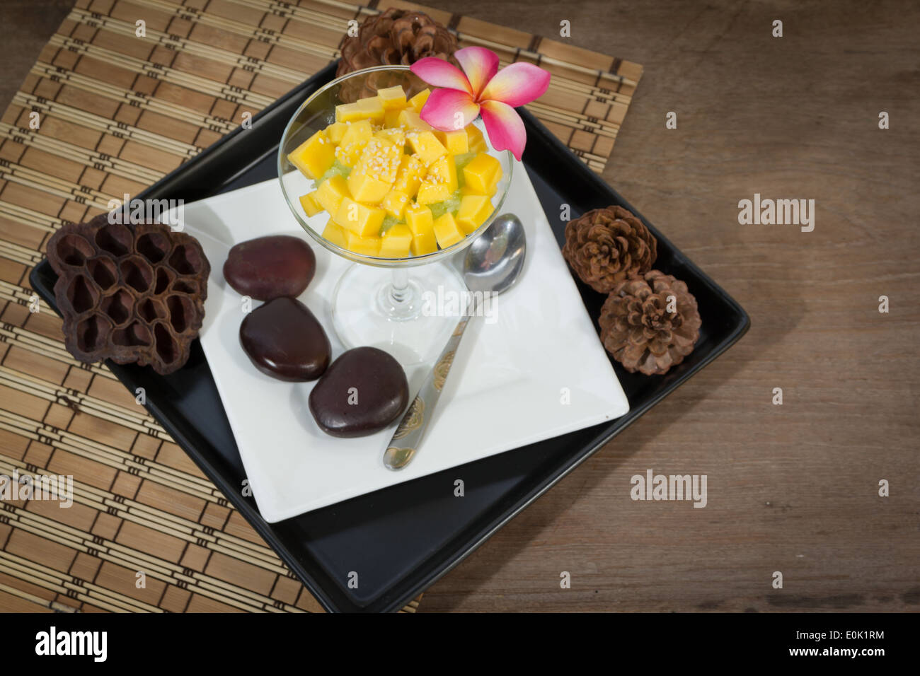 Klebreis mit Mangos Stockfoto