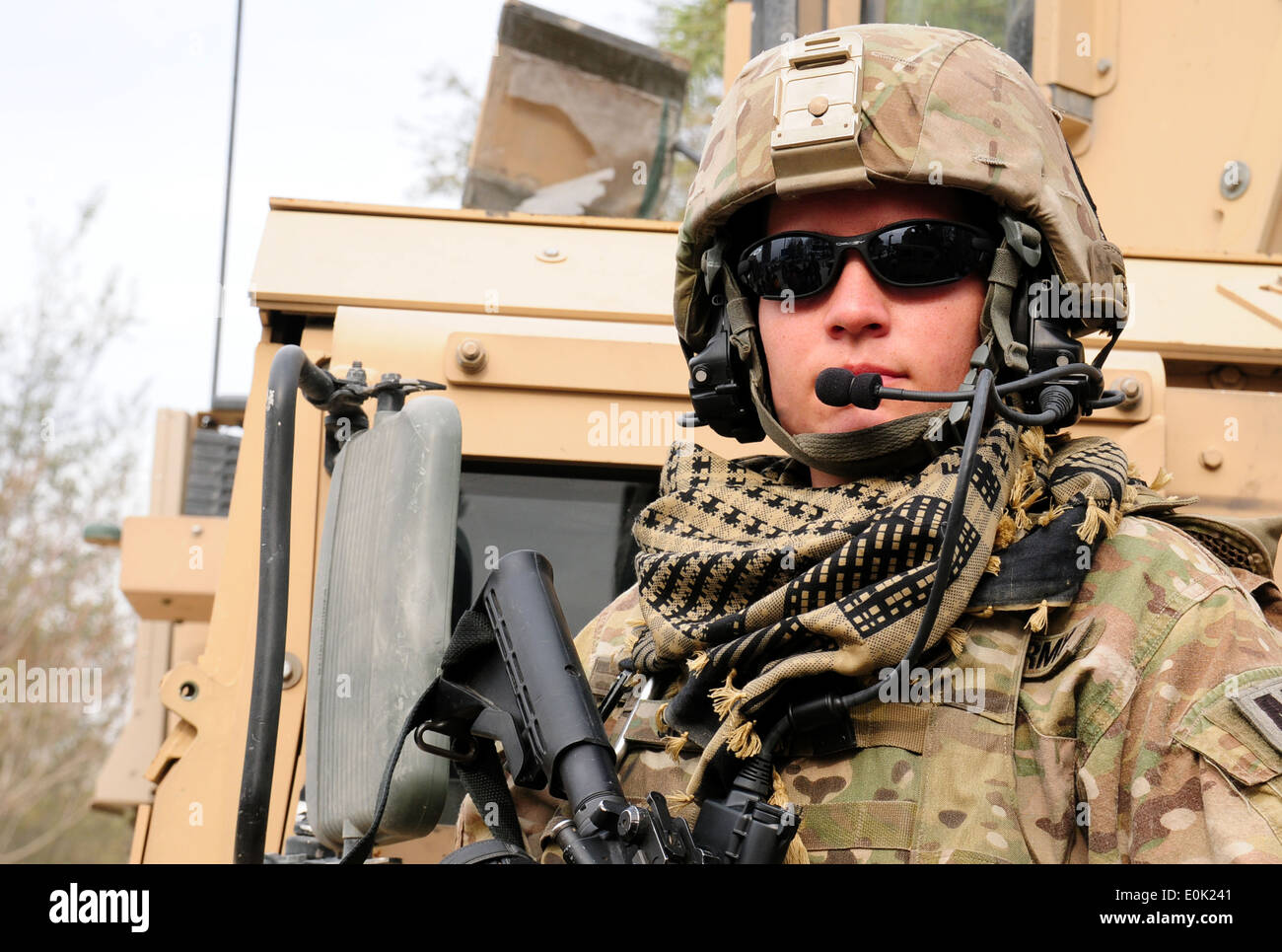 Task Force Spartan 3 Soldat Armee Spc. Rhesa Schubbe bietet Sicherheit für ihr Team während der afghanische Polizei Offiziere Combattimento Stockfoto