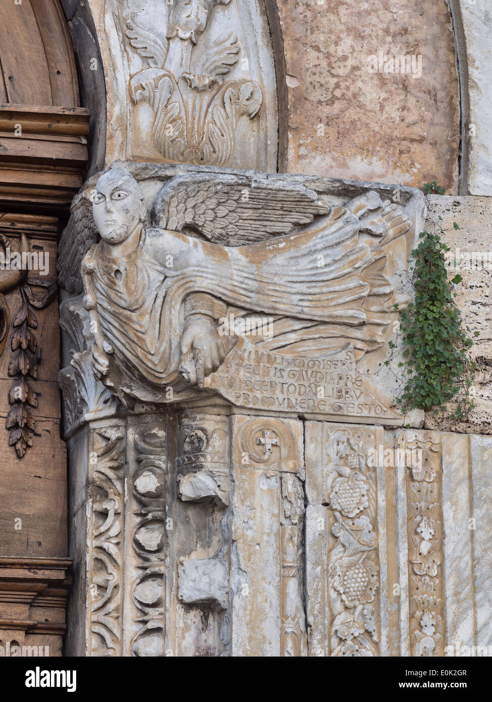 Bevagna, Umbrien, Italien; Detail des Portals der romanischen Kirche von San Michele Arcangelo in Piazza Silvestri Stockfoto