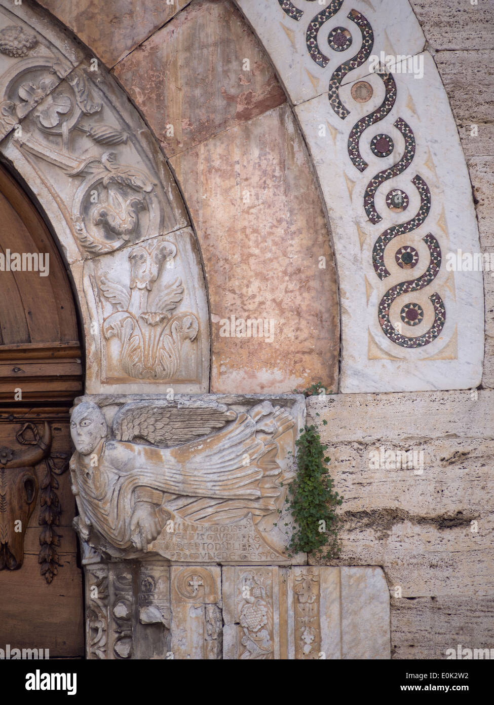 Bevagna, Umbrien, Italien; Detail des Portals der romanischen Kirche von San Michele Arcangelo in Piazza Silvestri Stockfoto