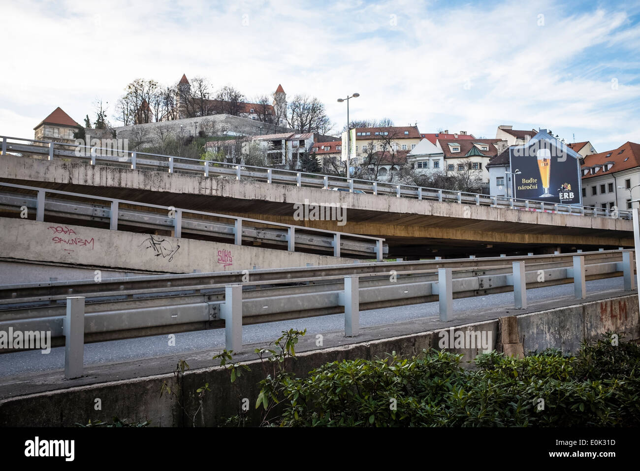 Die Burg von Bratislava und Straßen von SNP-Brücke Stockfoto