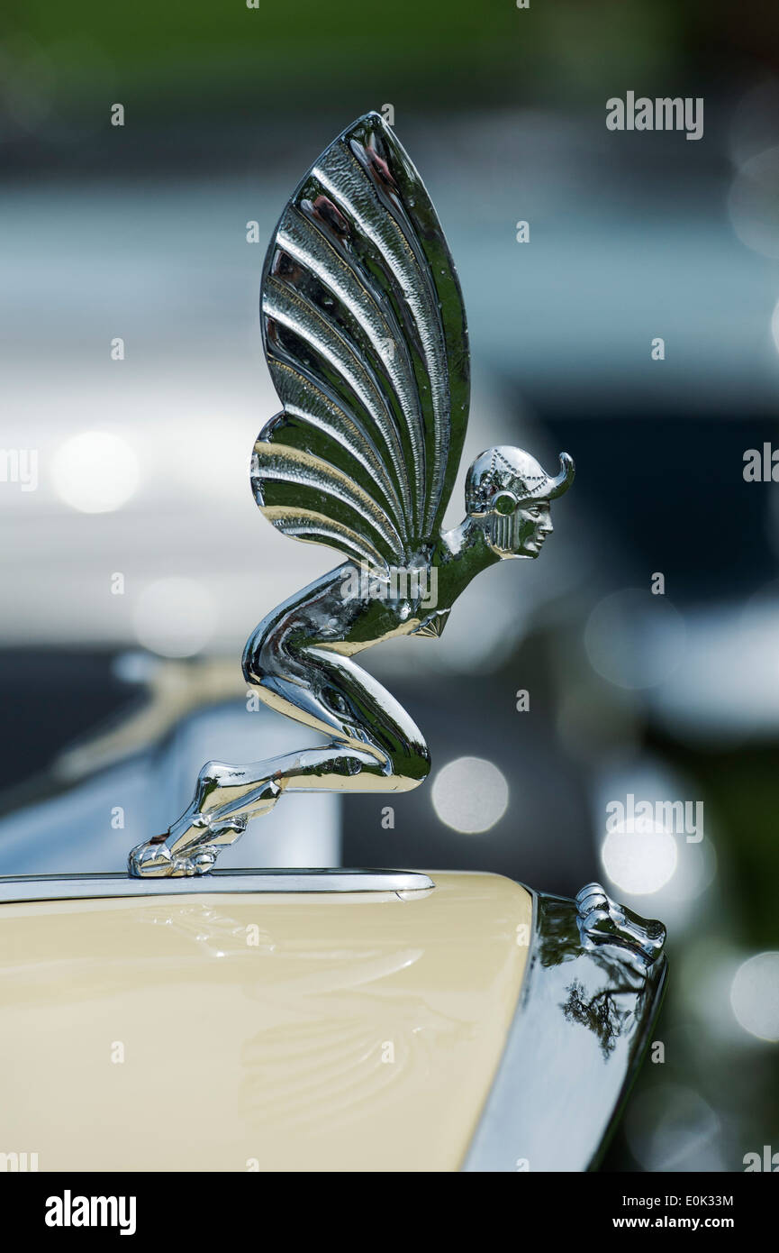 Chrom Jugendstil fairy Kühlerfigur auf einem Oldtimer Stockfoto