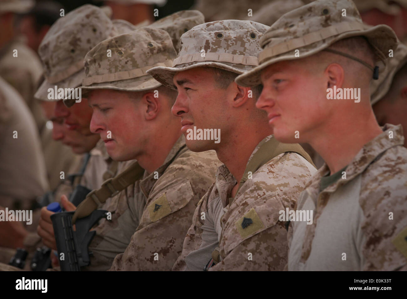 (V.l.) U.S. Marines Lance Cpl. Randall Paul, Sgt. Gregory Hartman und 1st Lt. Alexander White, Marines, mit weißen Stockfoto