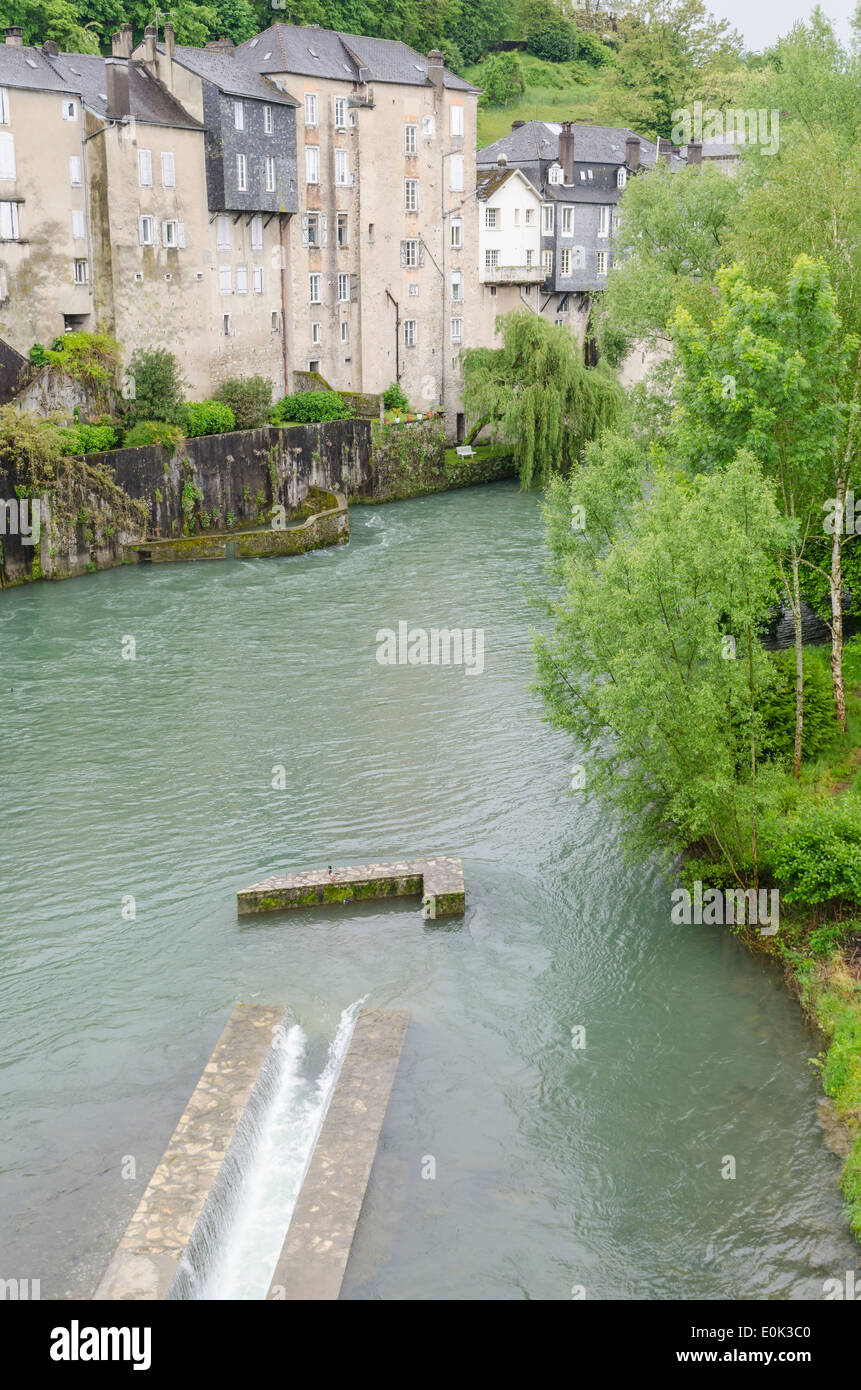 River Side Häuser entlang der Gave d'Aspe, Oloron-Sainte-Marie, Pyrénées-atlantiques, Aquitaine, Frankreich Stockfoto