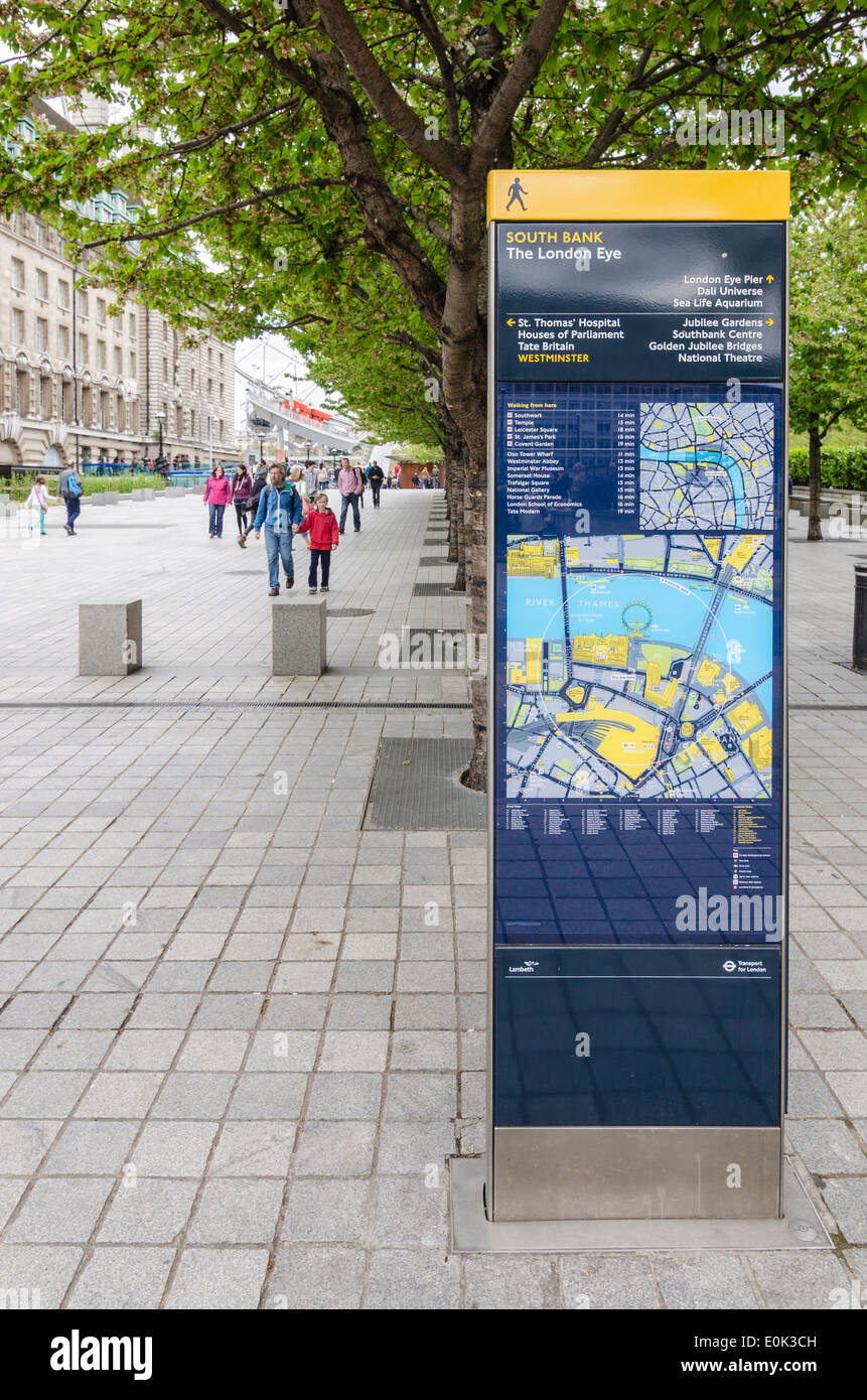 Gut lesbare London Signage für das London Eye und Umgebung in South Bank, London, England, Vereinigtes Königreich Stockfoto