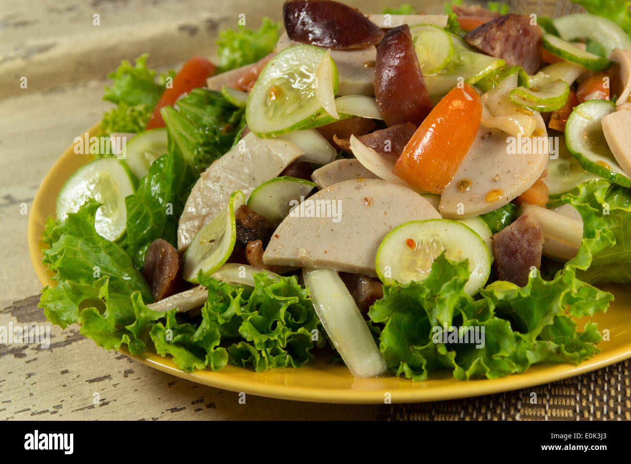 Vietnamesische Wurst in pikanter Sauce Salat Stockfoto