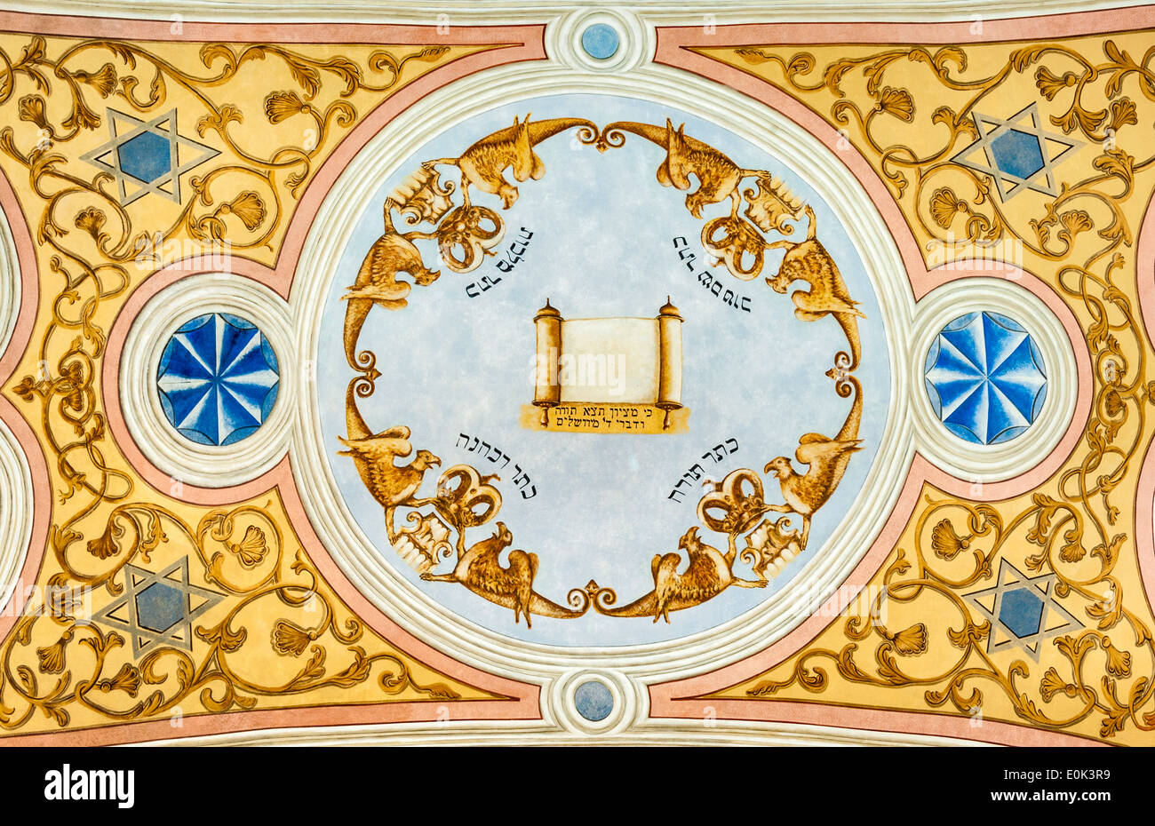 Geöffnete Schriftrolle der Thora, Wandbilder im Gewölbe der Hauptgebetshalle chassidische Synagoge, Dabrowa Tarnowska, Kleinpolen, Polen Stockfoto
