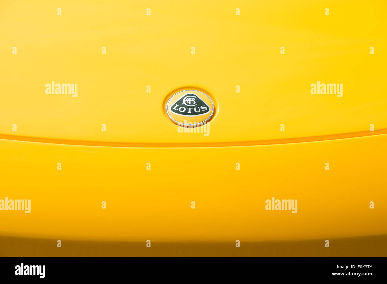 Lotus-Sportwagen-Abzeichen auf eine gelbe Haube Stockfoto