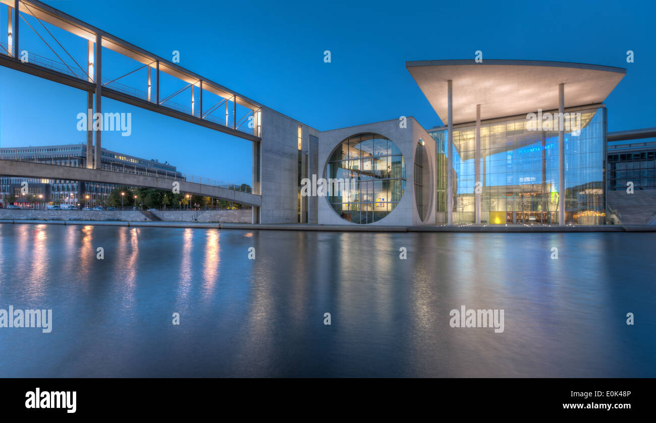 Das Marie-Elisabeth-Lueders-Haus und die Skybridge im Berliner Regierungsviertel in der Nacht. Stockfoto