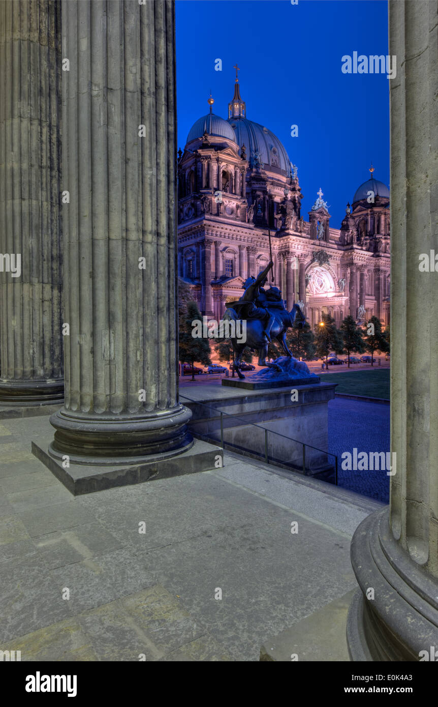 Der Dom (Berliner) durch die Säulen des alten Museums in der Nacht. Stockfoto