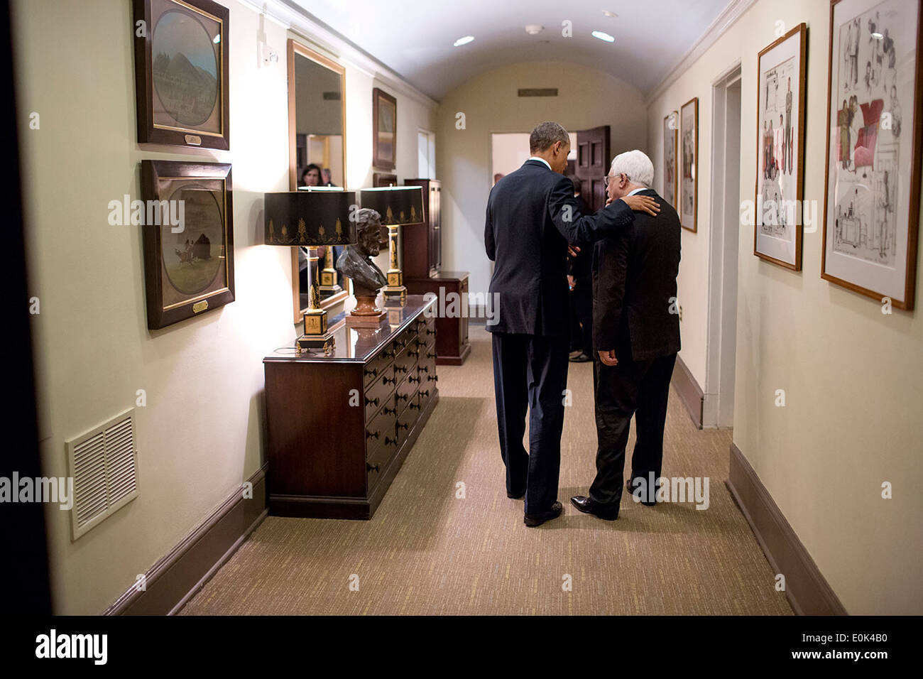 US Präsident Barack Obama sagt auf Wiedersehen, Präsident der palästinensischen Autonomiebehörde Mahmoud Abbas in einem Flur im Westflügel des weißen Hauses 17. März 2014 in Washington, DC. Stockfoto